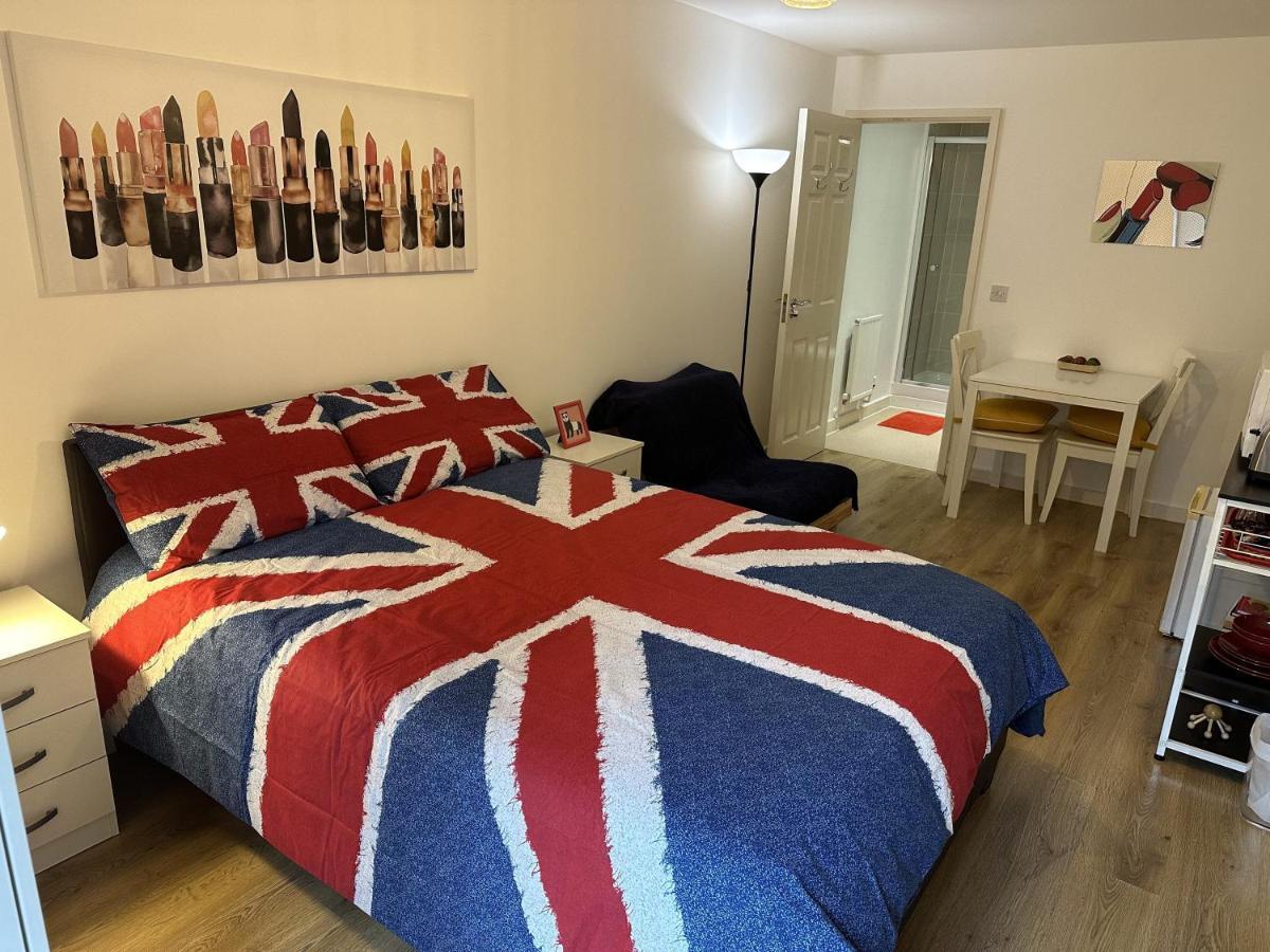 Modern, Large Independent Room With En-Suite Bathroom In Private Owned Apartment Лондон Экстерьер фото